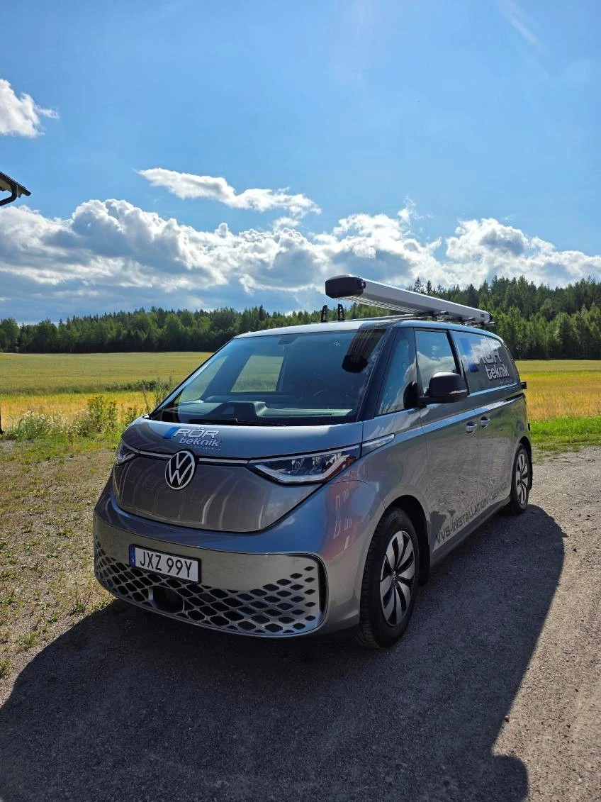 Servicebil från Rörteknik i Bollnäs parkerad utomhus
